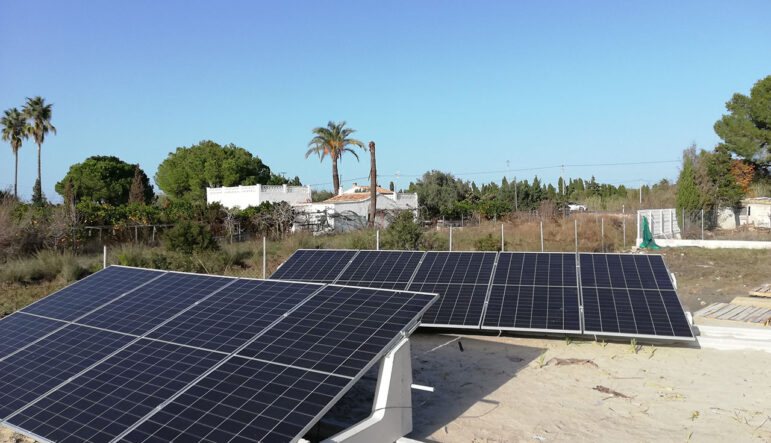 Paneles solares instalados para ahorro energético en Jávea