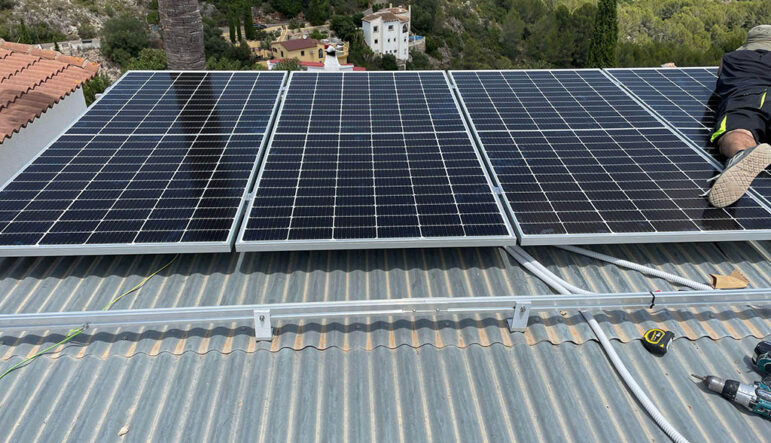 Montaje de energía solar en chalet de la Marina Alta