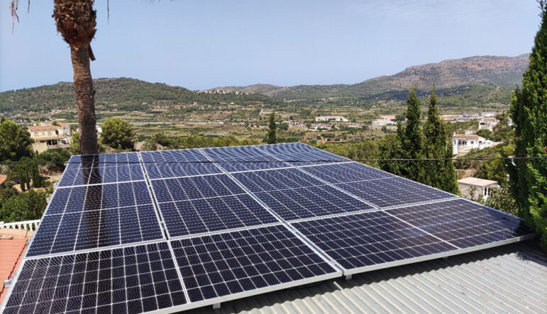 Instalación de paneles solares en tejado de vivienda en Dénia