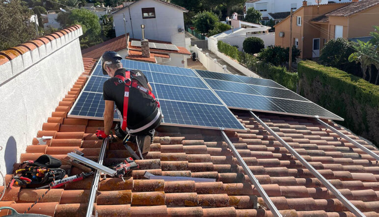 Técnico certificado instalando sistema solar en la Marina Alta