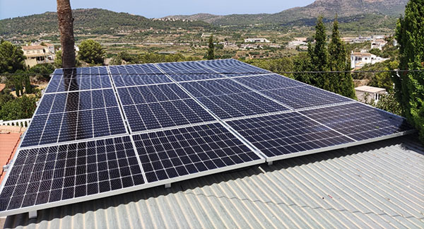 Instalación de paneles solares en tejado de vivienda en Dénia