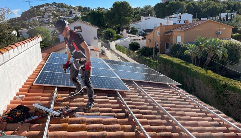 Instalación de paneles solares en tejado de vivienda en Dénia
