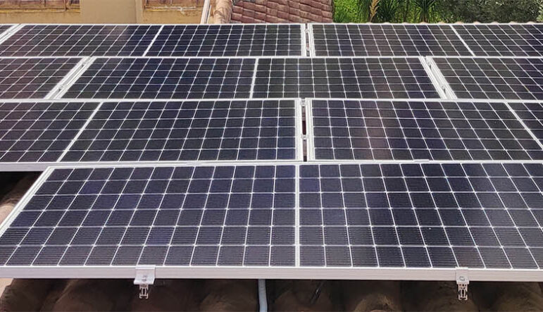 Paneles solares orientados al sur para máximo rendimiento solar