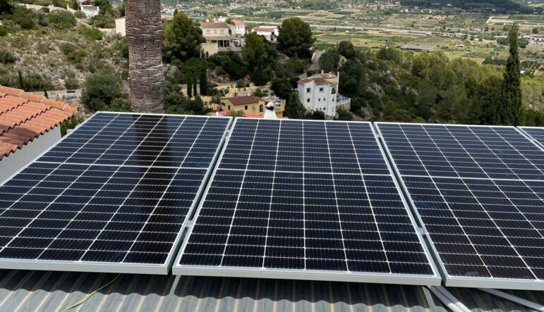 Sistema de energía solar instalado por Konectsol en Alicante