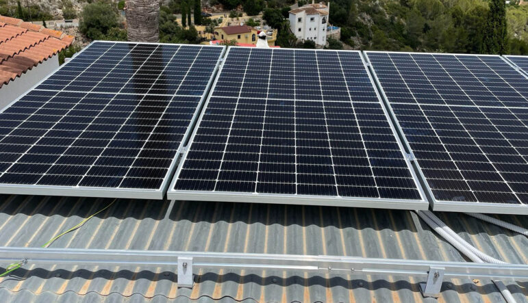 Instalación de paneles solares en tejado de vivienda en Dénia