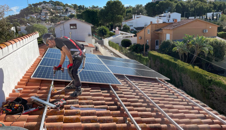 Instalación de placas solares para hogar sostenible en Benissa